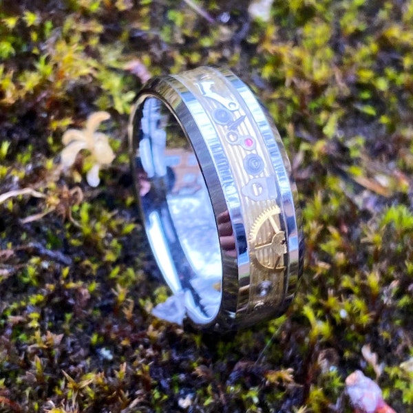 L'anneau de moteur Steampunk en laiton (toutes les pièces de montre en métal incrustées dans un noyau de tungstène) Steampunk Ring, bague de fiançailles, anneau de vitesse