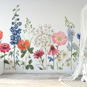 Carta da parati floreale di design / Carta da parati murale con fiori di campo disegnati a mano in acquerello per camera da letto, cameretta dei bambini o pareti decorative