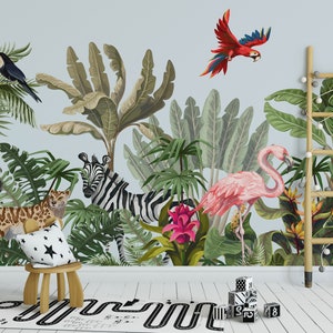Pode incluir: Um mural de parede de berçário com tema de selva com uma zebra, um tucano, um macaco, um flamingo e um papagaio. O mural apresenta folhagem verde exuberante, flores vibrantes e uma escada de madeira.