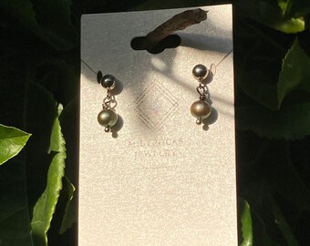 Milyrocks Handcrafted light green pearl solitaire earrings