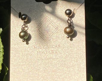 Milyrocks Handcrafted light green pearl solitaire earrings