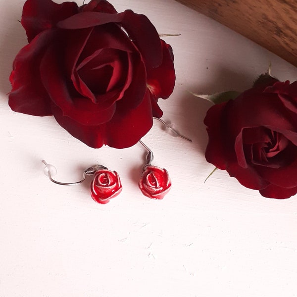 Boucles d'oreilles petite rose en céramique de couleur rouge