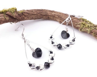 Boucles d'oreilles pendantes noires avec anneau ovale et cœur en cristal