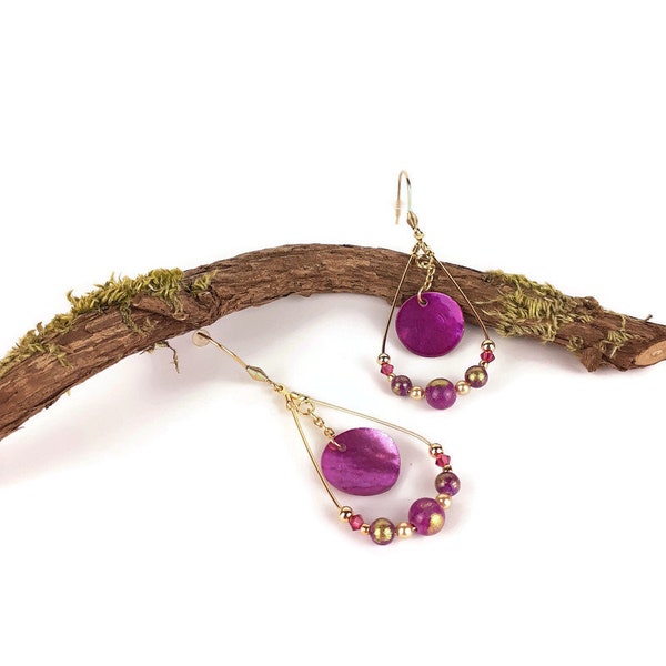 Boucles d’oreilles pendantes avec un anneau ovale, perle plate en nacre fuchsia et perles Mashan mordoré violettes