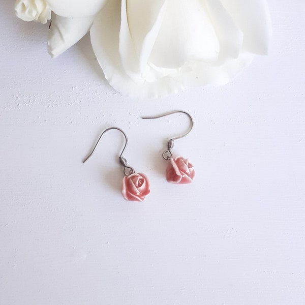 Boucles d'oreilles petite rose en céramique de couleur corail