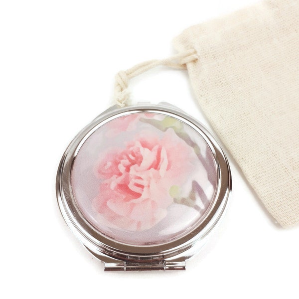 Miroir de poche avec un oeillet rose