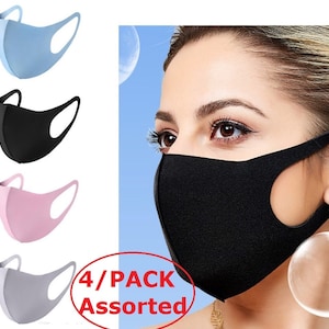 Op de afbeelding: Vierpack met diverse gezichtsmaskers. De maskers zijn gemaakt van een zacht, rekbaar materiaal en zijn verkrijgbaar in lichtblauw, zwart, roze en grijs.