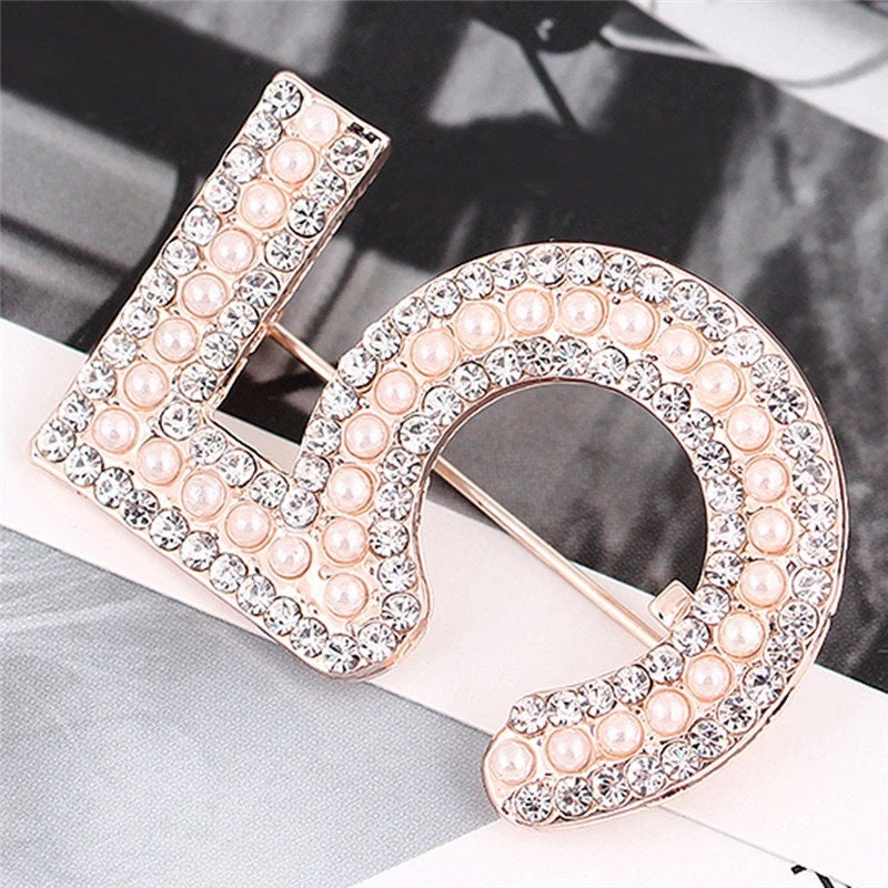 23ss 20style 18K Gold Plated Letters Brooches Small Sweet Wind Women Luxury  Brand Designer Crystal Pearl Brooch Pins Metal Jewelry Accessories From  Nicejewelry99, $2.9