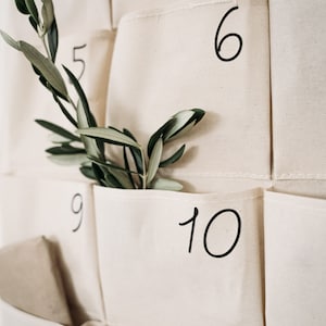 Personalisierter Adventskalender aus Stoff mit 24 Taschen zum Aufhängen Adventskalender zum Befüllen aus Stoff Adventskalender modern Bild 7