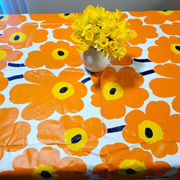 Nappe Marimekko Unikko en coton enduit / Grande nappe Marimekko 59 x 84 / Orange Unikko