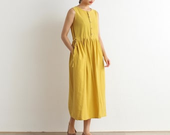 Peut inclure: Une robe midi jaune sans manches avec un devant boutonné et une ceinture à nouer à la taille.