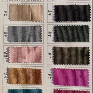 Puede incluir: Una carta de colores con muestras de tela acanalada en varios colores. Las muestras est&aacute;n numeradas e incluyen tonos de blanco, beige, gris, rosa, dorado, verde azulado, azul, negro, verde, oliva, fucsia y burdeos.