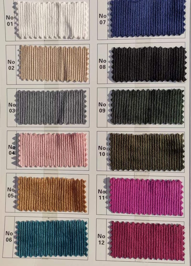 Puede incluir: Una carta de colores con muestras de tela acanalada en varios colores. Las muestras est&aacute;n numeradas e incluyen tonos de blanco, beige, gris, rosa, dorado, verde azulado, azul, negro, verde, oliva, fucsia y burdeos.