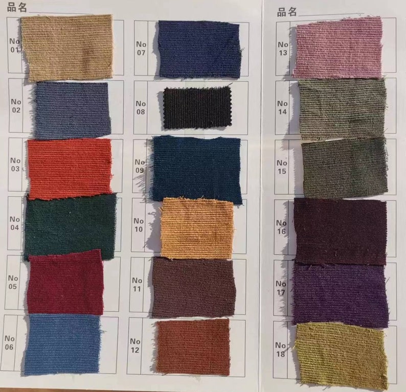 K&ouml;nnte beinhalten: Eine Farbkarte mit achtzehn Stoffmustern in verschiedenen Farben, darunter Beige, Marineblau, Rot und Lila. Jedes rechteckige Muster hat einen ausgefransten Rand und ist nummeriert. Die Karte befindet sich auf wei&szlig;em Hintergrund.