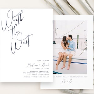 Peut inclure: Carte de sauvegarde de la date avec une photo d'un couple s'embrassant sur un bateau. Le texte indique "Worth the Wait" et "MK + Brake se marient le vingti&egrave;me novembre deux mille vingt et un Cape Cod, Massachusetts Invitation formelle &agrave; suivre.  On a h&acirc;te de f&ecirc;ter &ccedil;a avec vous M + B"