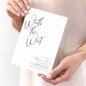 Peut inclure: Carte de sauvegarde de la date avec le texte "Worth the Wait" en calligraphie &eacute;l&eacute;gante. La carte annonce le mariage de Mckann & Brielle le 20 novembre 2022 &agrave; Cape Cod, Massachusetts.