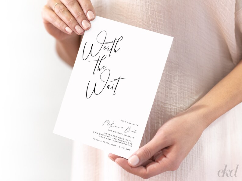 Peut inclure: Carte de sauvegarde de la date avec le texte "Worth the Wait" en calligraphie &eacute;l&eacute;gante. La carte annonce le mariage de Mckann & Brielle le 20 novembre 2022 &agrave; Cape Cod, Massachusetts.