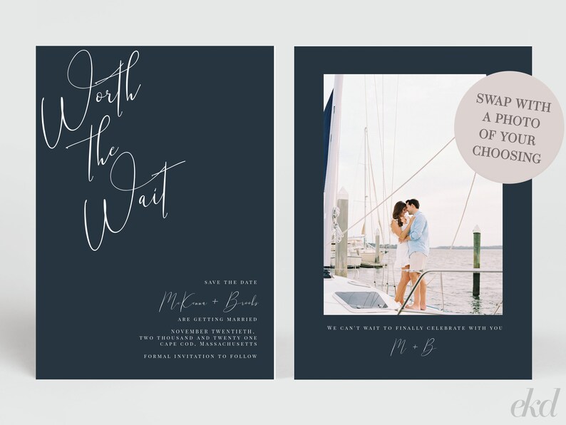 Peut inclure: Carte de sauvegarde de la date avec un fond bleu marine et du texte blanc. Le texte indique "Worth the Wait" et comprend les noms du couple et la date du mariage. Une photo du couple sur un bateau est incluse sur le c&ocirc;t&eacute; droit de la carte.