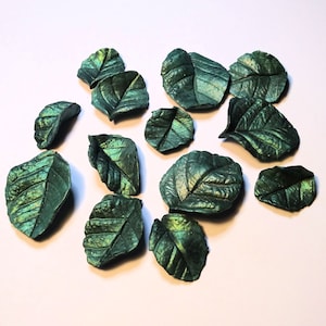Fondant/gum paste green rose leaves for cake/cupcake decorations. Set of 12 leaves with a glossy finish