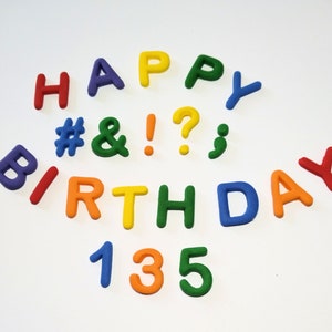 Adornos para tartas con letras, números y símbolos de fondant o pasta de goma. Decoración comestible para tartas. Tartas personalizadas. Letras personalizadas.