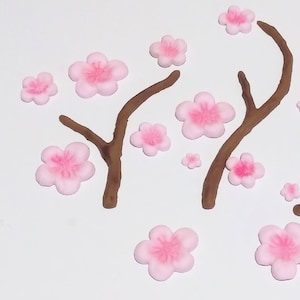 フォンダンの桜の枝と花のケーキデコレーション。