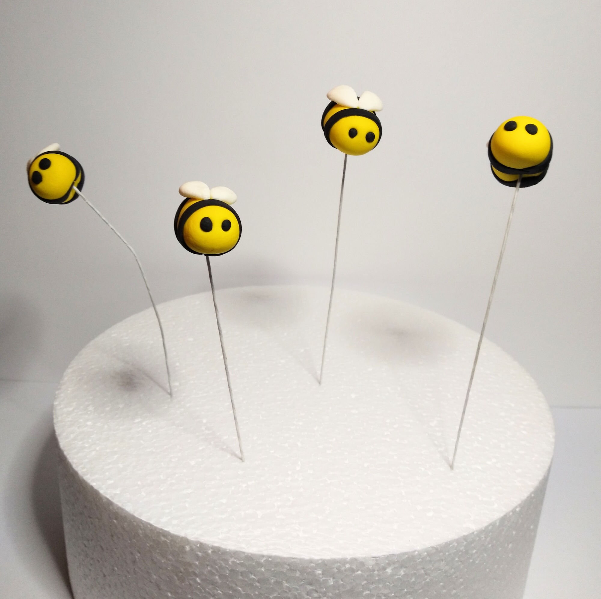 BEES EDIBLE CAKE TOPPERS X 12 - 2.0-2.5CM LONG - VERY CUTE!!