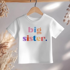 Promu au rang de t-shirt grande soeur, t-shirt révélateur de frères et sœurs typographie, cadeau pour bébé image 1