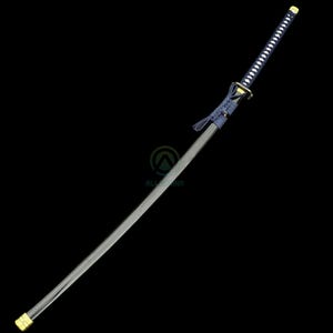 Może przedstawiać: Miecz katana z zakrzywionym, srebrnym ostrzem i ciemnoniebieską rękojeścią owiniętą białymi szwami. Jelec ma złote akcenty i niebieski sznur. Miecz jest umieszczony na czarnym tle.