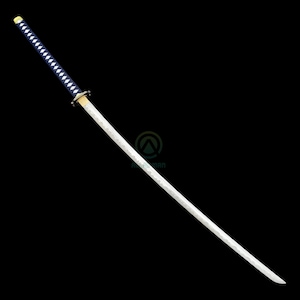 Może przedstawiać: Miecz katana z zakrzywionym, srebrnym ostrzem i ciemnoniebieską rękojeścią owiniętą we wz&oacute;r w romby. Jelec jest w kolorze złotym, a miecz umieszczony jest na czarnym tle. Ostrze ma teksturowany wygląd.