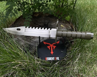 IRL Resident Evil 4 Leon M9 Knife Blunt Blade Metal M9 Knife Prop With 3D Printed Los Illuminados Stand For Display