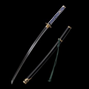 Può includere: Una spada katana giapponese con lama e fodero neri. L'impugnatura è avvolta in tessuto bianco e blu. La spada ha una guardia e dettagli color oro. Un cordino verde è attaccato al fodero.