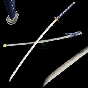 Może przedstawiać: Miecz katana z zakrzywionym, srebrnym ostrzem i ciemnoniebieską rękojeścią. Rękojeść jest owinięta białymi szwami. Pochwa jest srebrna z niebieskimi akcentami. Miecz jest prezentowany na czarnym tle.