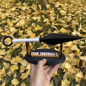 Team Fortress 2 Handmade Metal Spy Knife Conniver&#39;s kunai Blunt Blade Replica With 3D Printed Stand