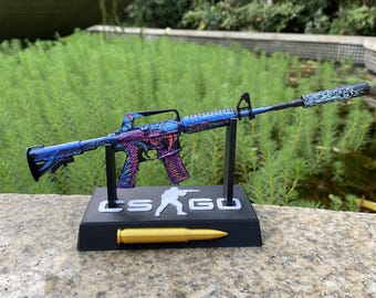 Miniatura in metallo del CS2 M4A1-S Hyper Beast con supporto stampato in 3D