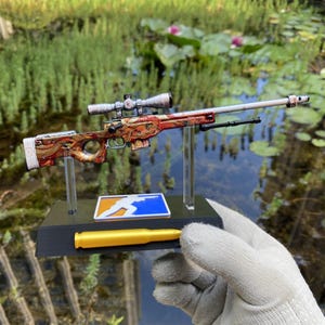 CS2 Desert Hydra AWP Miniatyr CSGO Desert Hydra Awm Sniper Rifle Liten Vapen Kollektiv Fan Made Mini Gun Med 3D Stativ