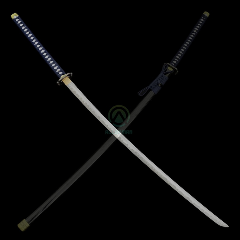 Może przedstawiać: Dwa skrzyżowane miecze katana na czarnym tle. Jeden miecz ma niebiesko-białą rękojeść, drugi czarną. Ostrza są srebrne z teksturowanym wzorem. Miecze są ustawione pod kątem, tworząc kształt litery X.