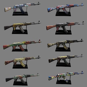 Puede incluir: Una colección de diez réplicas de rifles exhibidas en soportes negros individuales. Cada rifle presenta un esquema de color y patrón distintivo, incluyendo vetas de madera, camuflaje, oro metálico y varios diseños gráficos multicolores.