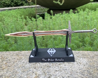 Espada Geratsword de hueso de dragón en miniatura, hecha a mano a escala 1/6, de metal, con soporte impreso en 3D.