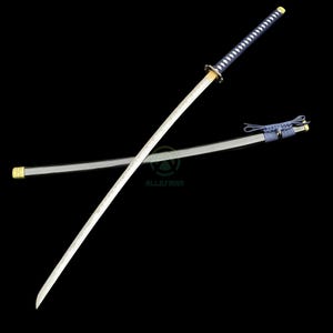 Może przedstawiać: Miecz katana z zakrzywionym, srebrnym ostrzem i ciemnoniebieską rękojeścią. Rękojeść jest owinięta białym sznurkiem. Miecz znajduje się w przezroczystej pochwie ze złotymi akcentami. Miecz jest na czarnym tle.