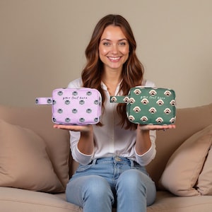 Op de afbeelding: Twee kleine, vierkante cosmetische tasjes. Eén is lavendelkleurig met een kattenpatroon en de tekst "your text here". De andere is groen met een hondenpatroon en de tekst "your text here". Beide tasjes hebben een handvat.