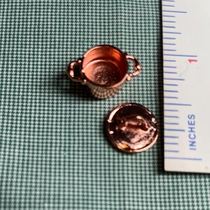 Olla de metal vintage de cobre de 1/2” o 1/24” con tapa.