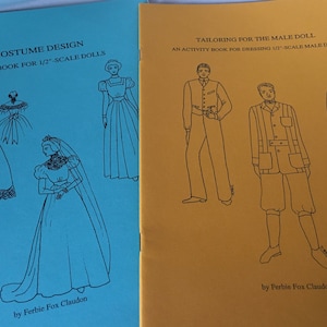 Könnte beinhalten: Zwei Aktivitätsbücher zum Nähen von Puppenkleidern. Das Buch links ist blau und trägt den Titel "Doll Costume Design: An Activity Book for 1/2"-Scale Dolls". Das Buch rechts ist gelb und trägt den Titel "Tailoring for the Male Doll: An Activity Book for Dressing 1/2"-Scale Male Dolls". Beide Bücher enthalten Illustrationen von Puppen, die verschiedene Outfits tragen.