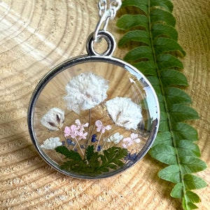 Baby&#39;s Breath - Personalised Handmade epoxy resin necklace with real dried flowers - Handmade Epoxy resin necklace with real flowers