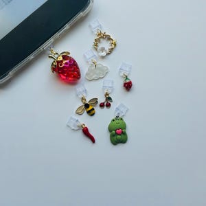 Niedlicher Kindle Dust Plug Anhänger, niedliches Tablet & Telefon Zubehör, USB Stecker Anhänger, Buch-Liebhaber-Geschenk, Acryl Kindle Anhänger, Lesezubehör