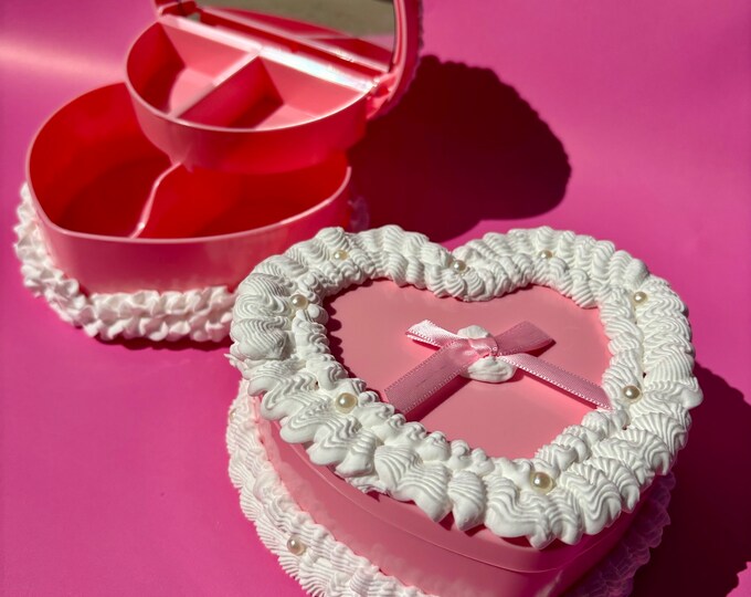 Faux gâteau, faux gâteau givré, boîte à bijoux faux gâteau, faux gâteau rose et blanc en forme de coeur de style vintage, boîte à bijoux faux gâteau avec miroir