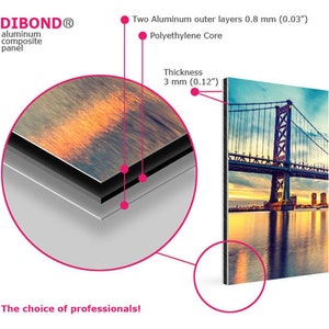 Puede incluir: Primer plano de un panel compuesto de aluminio Dibond, que muestra su construcci&oacute;n en capas. El panel tiene dos capas exteriores de aluminio de 0,8 mm, con un n&uacute;cleo de polietileno de 3 mm. La imagen es un puente al atardecer.