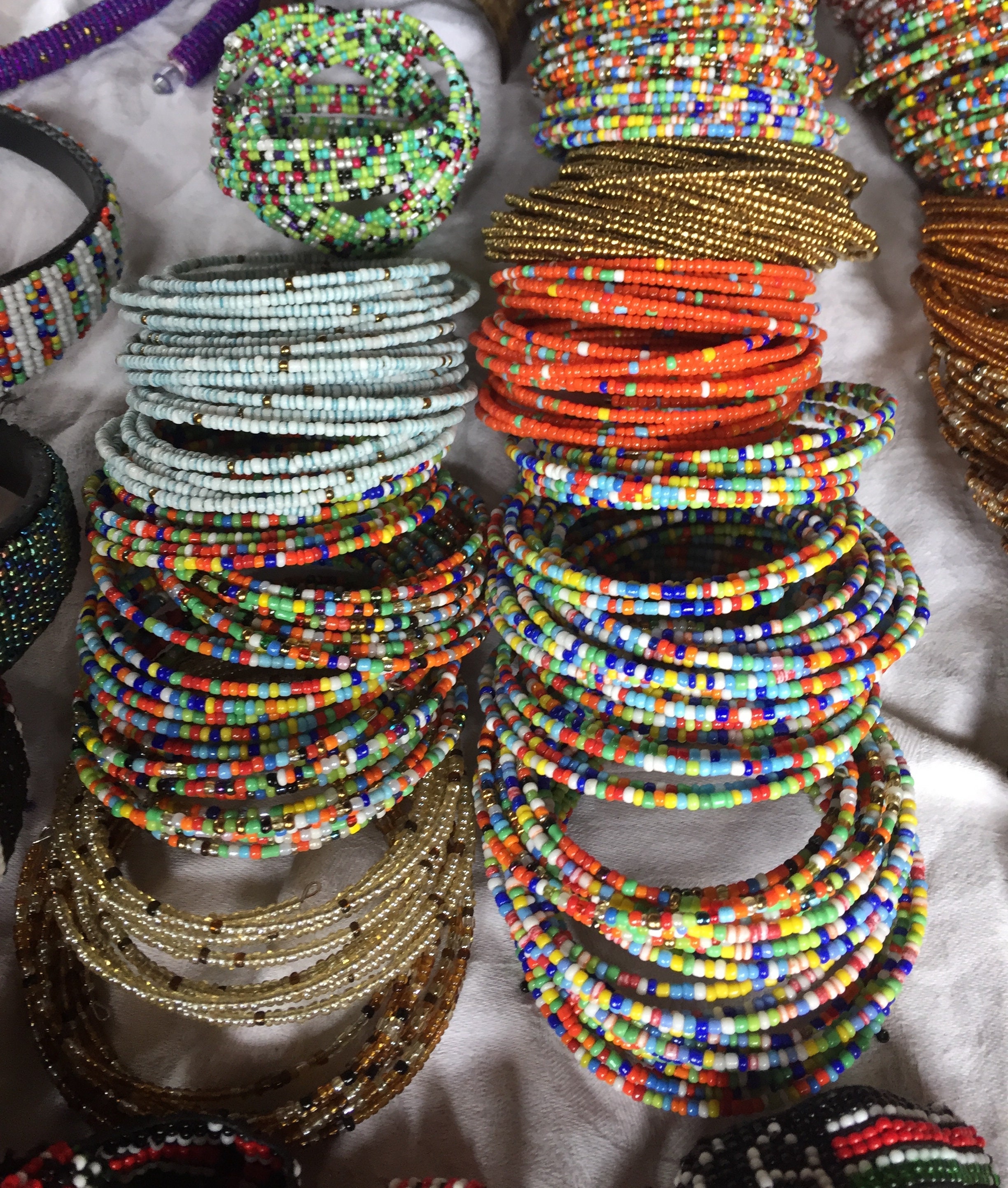Masai abalorios pulseras para su venta fuera de tienda en Olduvai