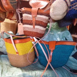 3 Sisal weibliche Handtaschen, Leder Crossbody Frauen Taschen, afrikanische Sling Masai Taschen, Sisal gewebt Korb Tasche, Leder Tote Kiondo Geschenk Tasche