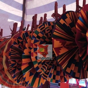 EN VENTA Venta al por mayor Ankara ventilador plegable hecho a mano tela Kitenge eventos de boda ventilador portátil de mano verano aire fresco ventilador de mano africano plegable