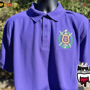 Omega Psi Phi Purple Polo Shield Embroidered Shirt Que HBCU Bruhz Crest Men&#39;s Probate Father&#39;s Day College Crossing Gift